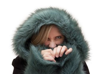  Güzel sarışın kadın Studio çekti bir yeşil kürk başlık ve gizleme ve kızgın surat