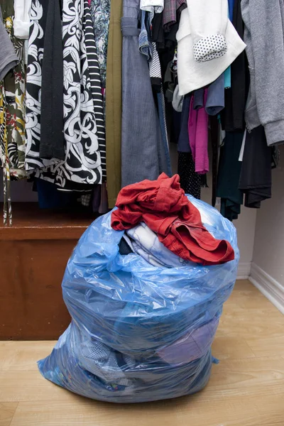 Сумка Одеждой Вынутая Шкафа Готовая Пожертвованию Раздаче — стоковое фото