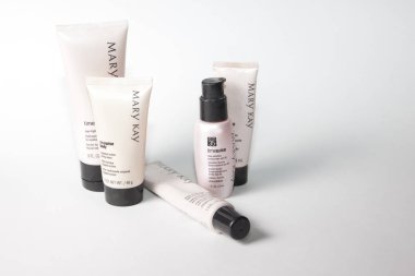 Yüz ve vücut için Mary Kay Timewise ürünleri Pembe şişeler 