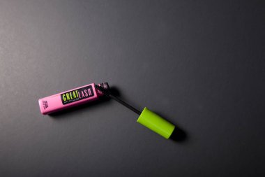 Siyah arka plan karşı Maybelline Maskara