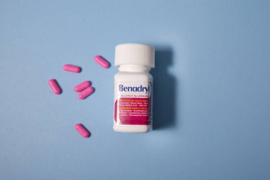 Mavi arka plan karşı Benadryl antihistaminik Şişe