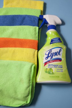 Lysol ve temizlik paçavraları