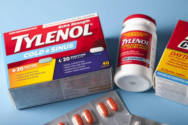 Tylenol cold and sinus, pain relief and nighttime pills against — Stock Photo, Image