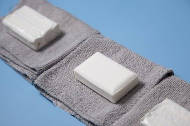 Gri yüz bezleri üzerinde oturan sabun Çubukları 