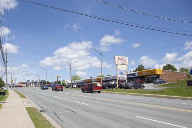 Sackville Drive, Nova Scotia küçük bir şerit alışveriş merkezi ile 