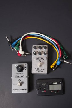 Mxr distorsiyon pedallarının ve gitar için tunerin dikey düzeni 