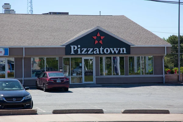 El exterior de una pizzería Pizzatown — Foto de Stock