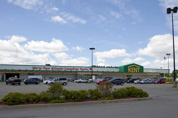 Al otro lado del estacionamiento a una tienda de Kent Homes — Foto de Stock