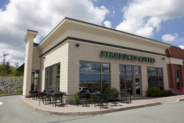 Die Kaffeehauskette Starbucks an der Ecke mit Terrassentischen — Stockfoto