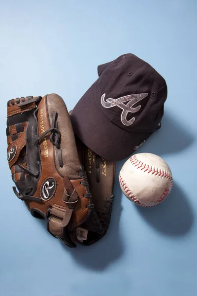 Atlanta Braves MLB ball cap and SPN softball and Rawlings glove — Stock Photo, Image