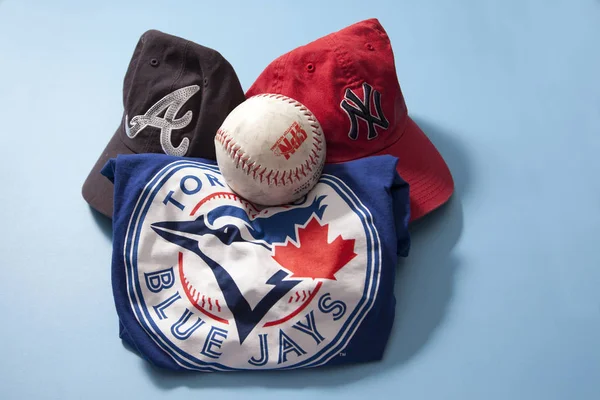 Chemise Blue Jays, casquettes Braves et Yankees sur fond bleu — Photo