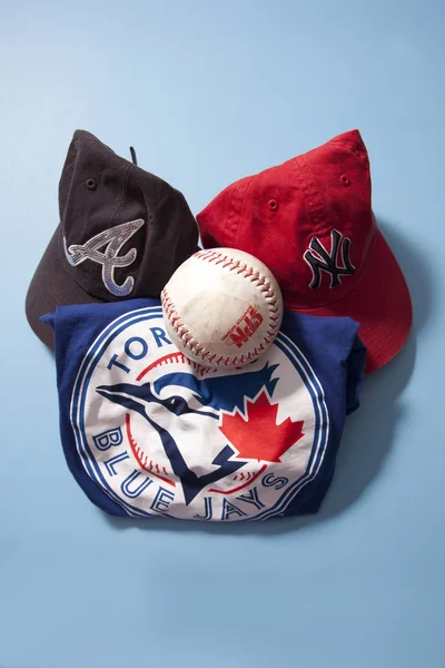 Chemise Blue Jays, casquettes Braves et Yankees — Photo