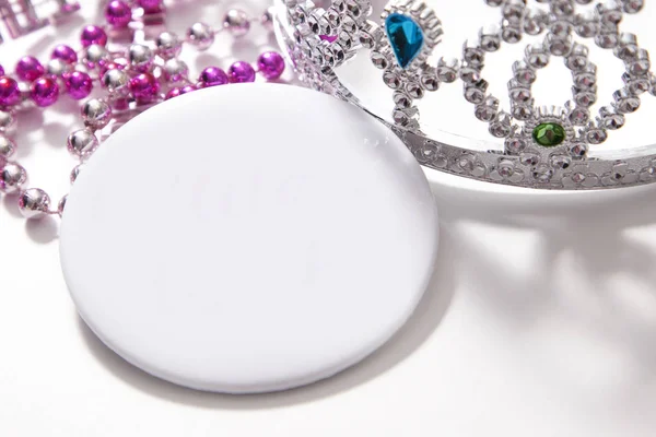 Botão branco em branco com tiara princesa jóias e contas — Fotografia de Stock