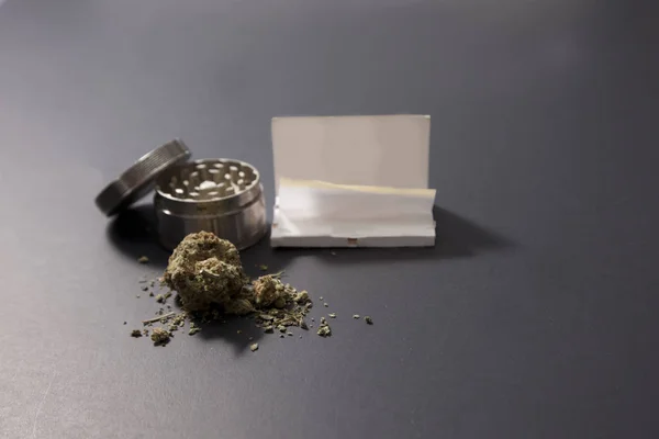 marihuana, öğütücü ve kağıtlar 