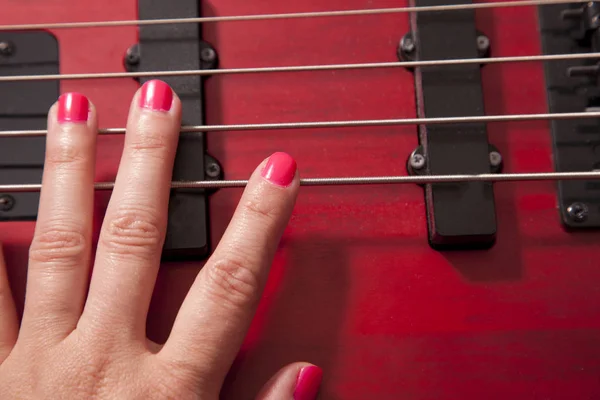 Ręka na gitarze basowej — Zdjęcie stockowe