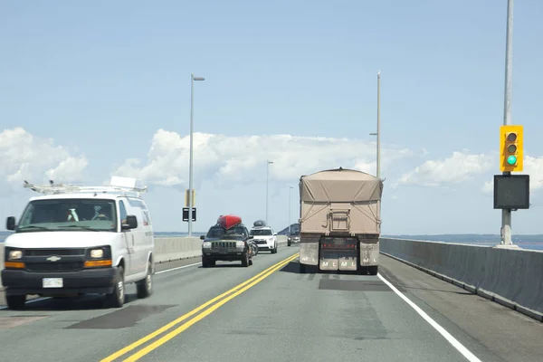 Tráfico cruzando el puente de la Confederación en el camino a PEI — Foto de Stock