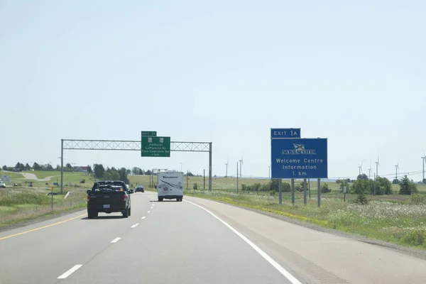 Entrando a Nueva Escocia en Amherst con el signo de bienvenida azul — Foto de Stock