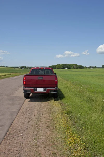 Vue arrière du camion au bord de la route — Photo