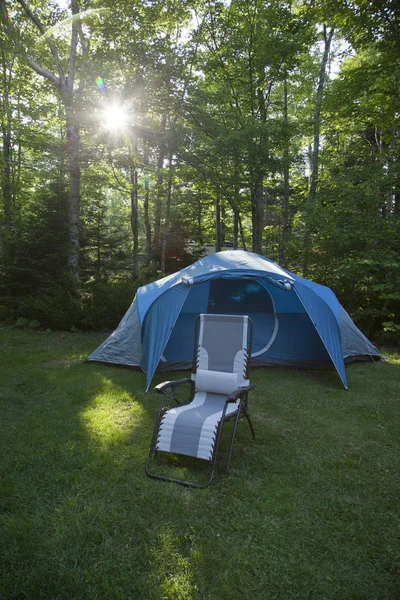 Палатка на кемпинге со стулом — стоковое фото