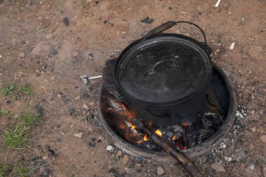 Hollanda fırınında kamp ateşi yemek pişirme