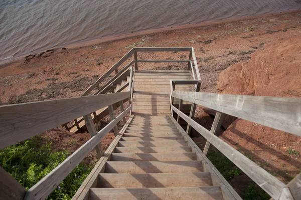 Escaleras de madera bajando a la orilla — Foto de Stock