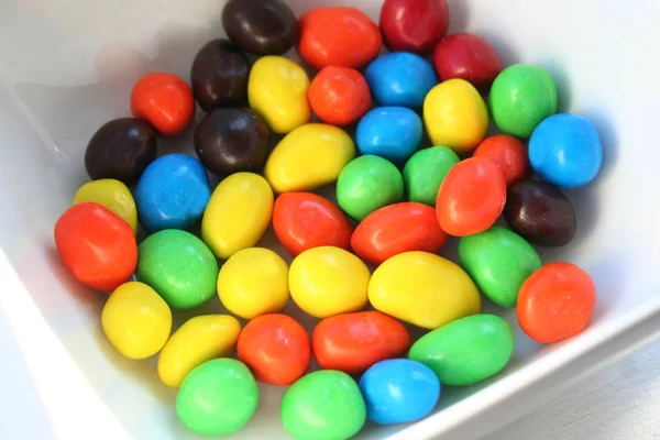 Красочные шоколадные конфеты — стоковое фото