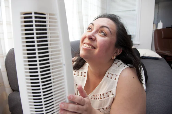 Surchauffe femme aime son ventilateur — Photo