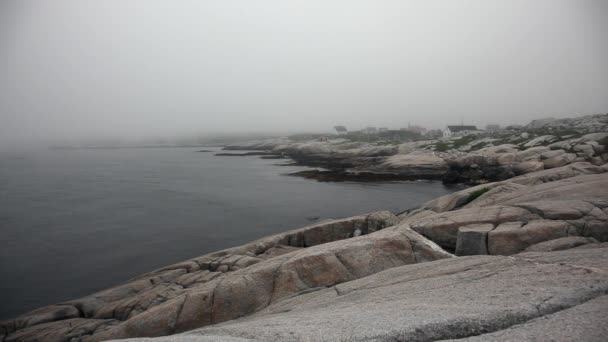 As famosas rochas em um dia nebuloso no marco Peggy 's Cove — Vídeo de Stock