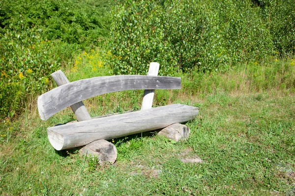 Magnífico Banco Madera Gris Sentado Entre Hierba Afuera Día Verano — Foto de Stock