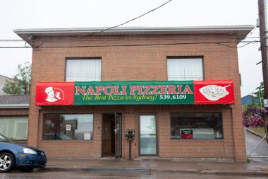 18 Ağustos 2020 - Sydney, Breton Kanada Burnu: Napoli Pizzeria 'nın dışında popüler bir yerel pizza restoranı 