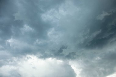Koyu mavi ya da gri bulutlar uğursuz ve karanlık görünür gökyüzünde yağmura hazır 