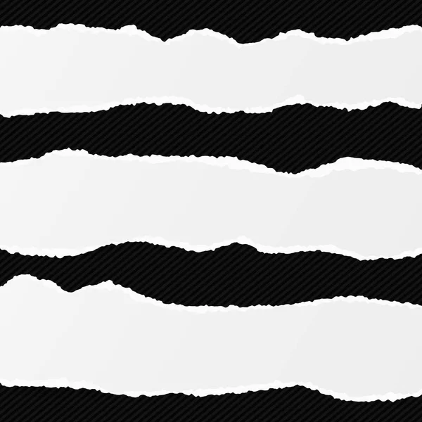 Белые продолговатые бумажные полоски с разорванными краями в горизонтальном положении, бумага для примечания на черном фоне. Векторная иллюстрация — стоковый вектор
