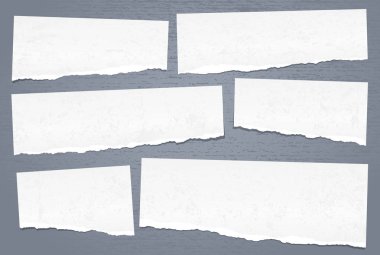 Beyaz Not, defter Kağıt adet yırtık kenarlar ve lekeleri koyu mavi grunge kağıt üzerinde sıkışmış. Vektör çizim.