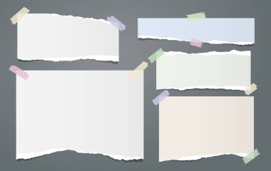 Yırtık Kenarlar koyu arka plan üzerinde yapışkan bant ile şaşırıp kalmış ile beyaz ve renkli Not, defter kağıt şeritler. Vektör çizim.