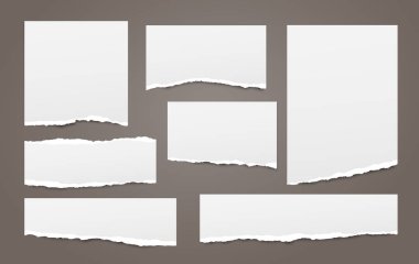 Beyaz dikkat, defter kağıt şeritler ile yırtık kenarlar koyu kahverengi zemin üzerinde sıkışmış. Vektör çizim.