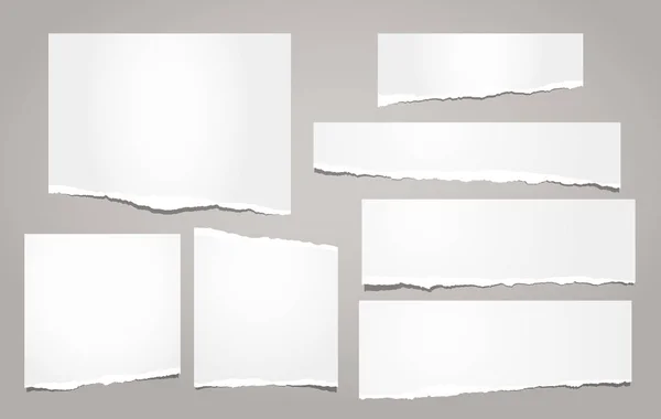 Wit geript notebookpapier, gescheurde nota papier strips voor tekst of bericht zijn op bruine achtergrond. Vectorillustratie — Stockvector