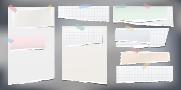 Conjunto de papel de cuaderno rasgado blanco y colorido, tiras de papel de nota rasgada pegadas con cinta adhesiva sobre fondo gris. Ilustración vectorial — Vector de stock