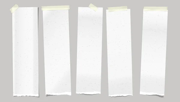Conjunto de notas rasgadas, caderno, tiras de papel verticais em branco presas com fita adesiva amarela no fundo cinza. Ilustração vetorial —  Vetores de Stock