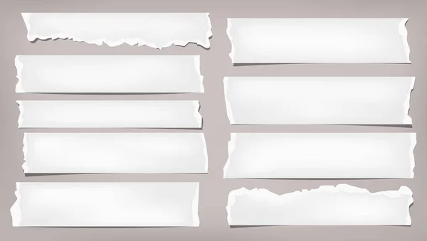 Набір рваної білої ноти, зошит чистих паперових шматочків, приклеєних на коричневий фон. Векторні ілюстрації — стоковий вектор
