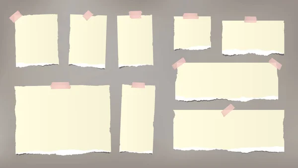 Satz zerrissener gelber Notizen, Notizheftpapierstücke mit Klebeband auf braunem Hintergrund geklebt. Vektorillustration — Stockvektor
