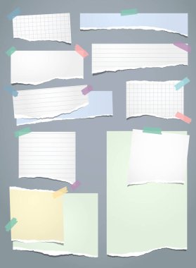 Yırtık beyaz ve renkli notlar, not defteri şeritleri ve koyu mavi arka plana sıkışmış parçalar. Vektör illüstrasyonu
