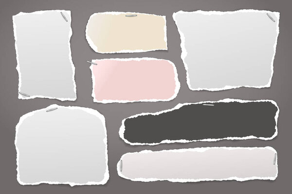 Разорванные белые и красочные ноты, блокноты и кусочки бумаги застряли с качелями на темно-сером фоне. Векторная иллюстрация