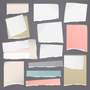 Beyaz ve renkli notlar, defter şeritleri, siyah arkaplana yapışmış parçalar. Vektör illüstrasyonu