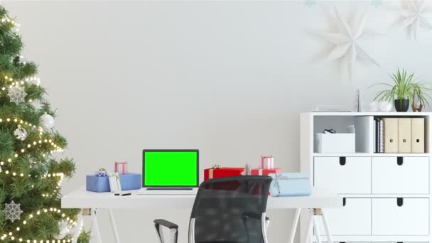 テーブル クリスマス ツリーとギフトの背景に緑色の画面でノート パソコン — ストック動画