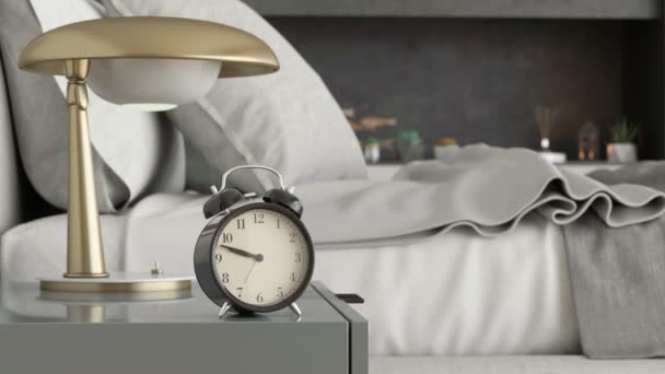 寝室の夜のテーブルの目覚まし時計の時間経過のビデオアニメーション ループ可能 — ストック動画