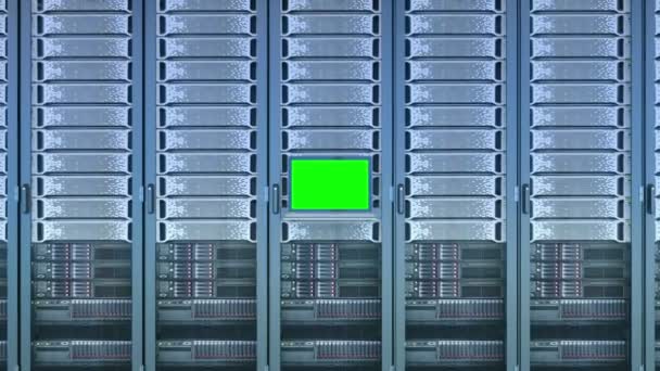 Computer Portatile Con Schermo Verde Nella Sala Server — Video Stock