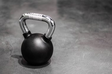 Sağlık ve spor yaşam tarzı kavramı, çelik atletik kettlebell ağırlık bir siyah kabuğu
