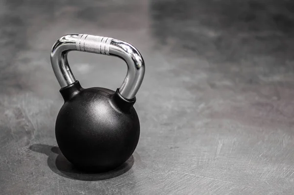 Sağlık ve spor yaşam tarzı kavramı, çelik atletik kettlebell ağırlık bir siyah kabuğu