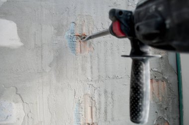 kavramı, tamir araçları, Oluşturucusu alt dairede duvarındaki deliği yapma elektrik çekiç matkap ile onarmak. elektrikli matkap. Perforator