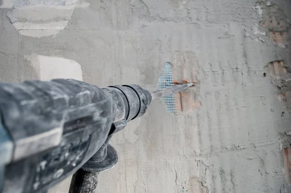 kavramı, tamir araçları, Oluşturucusu alt dairede duvarındaki deliği yapma elektrik çekiç matkap ile onarmak. elektrikli matkap. Perforator